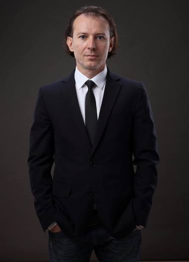 Ministrul de Finanţe susţine că este atacat de o gaşcă organizată de terorişti economici: Un politician şi prietenii lui. Un impostor care se ascunde după fustele nevestei punând-o să facă cu mine şi familia mea adevărate telenovele la TV