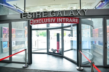 Companie de consultanţă imobiliară: Marile centre comerciale au făcut investiţii de peste jumătate de milion de euro în pregătirea redeschiderii. Numărul de vizitatori ar putea reveni la normal în decembrie