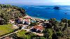 Sejururile în Skiathos pornesc de la 294 euro/persoană. Unităţile de cazare aplică măsurile pentru prevenirea covid-19: personalul poartă echipament, un medic la fiecare hotel cu peste 50 de camere, iar la plajă distanţa de 4 metri între umbrele