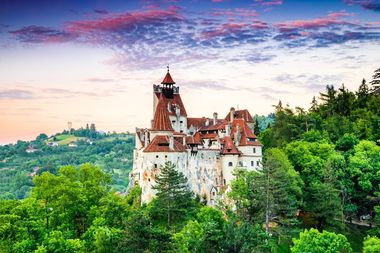 INS: Sosirile şi înnoptările în structurile de primire turistică cu funcţiuni de cazare au scăzut cu 97% în luna mai, faţă de mai 2019

