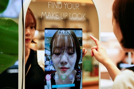 O oglindă bazată pe realitate augmentată din Coreea de Sud permite cumpărăturile touchless de cosmetice