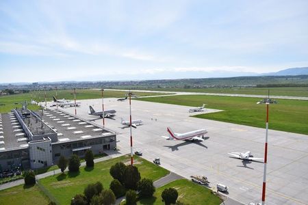 Consiliul Judeţean Sibiu a alocat 1,7 milioane de lei Aeroportului Sibiu, pentru plata salariilor, a serviciilor de pază şi a celor de mentenanţă/ În plus, va fi achitată cotizaţia către Autoritatea Aeronautică Civilă