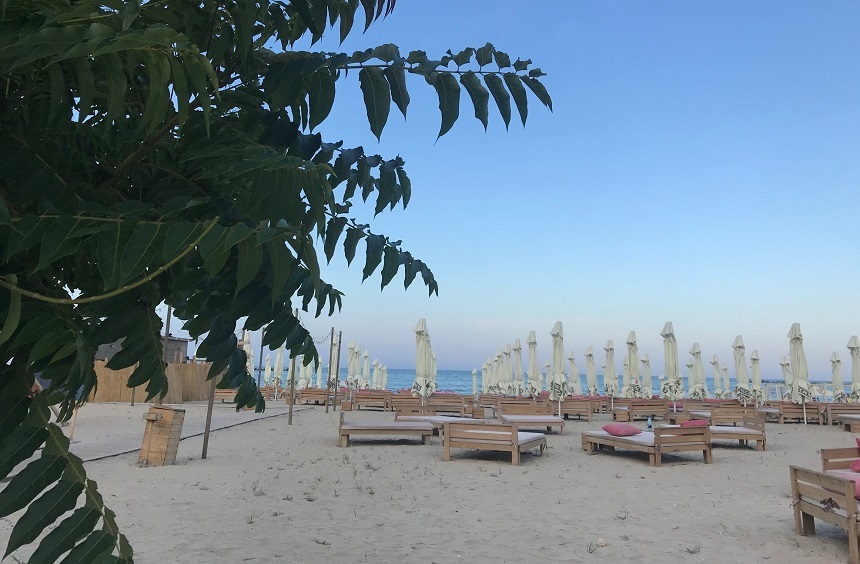 REPORTAJ. Litoralul românesc, în starea de alertă - Turişti puţini, plaje în curs de amenajare şi preţuri menţinute la nivelul anului trecut - FOTO