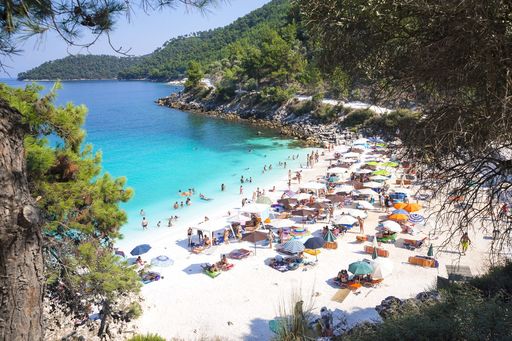 O agenţie românească de turism anunţă că le plăteşte testul Covid-19 turiştilor care vor să meargă în vacanţă pe insula Thassos