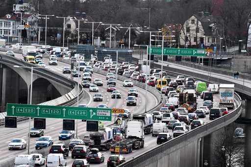STUDIU: Mai mult de jumătate dintre consumatorii europeni vor să amâne cumpărarea unei maşini noi, din cauza pandemiei. Toate sectoarele legate de mobilitate au fost puternic zguduite de criza sanitară