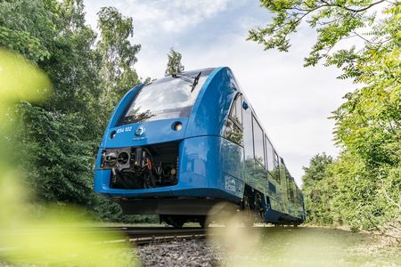 Linde construieşte prima staţie de alimentare cu hidrogen pentru trenurile de pasageri din lume în Bremervoerde, Germania. Un kilogram de hidrogen înlocuieşte aproximativ 4,5 litri de motorină
