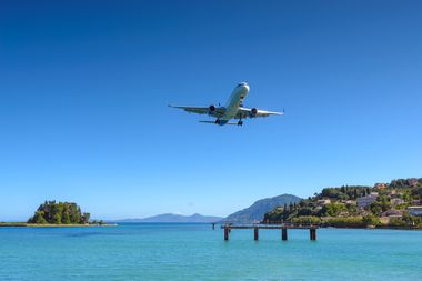 ANALIZĂ: Următoarele 6-12 luni sunt critice pentru companiile aeriene, a crescut riscul de închidere pentru segmentul low-cost. Recuperarea până la nivelul anterior crizei poate dura 3-4 ani