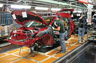 Raport PwC: Industria auto se confrunta cu provocări mari şi înainte de apariţia crizei pandemice, însă în acest an producţia europeană ar putea scădea cu până la 32,6%, iar vânzările de autoturisme cu până la 38,5%