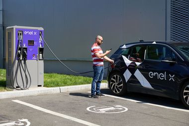 Enel X a pus în funcţiune 34 de puncte de încărcare a maşinilor electrice în Bucureşti şi în zonele limitrofe