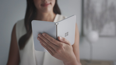 Primul telefon pliabil Microsoft va fi semnificativ mai ieftin decât alternativele de la Samsung