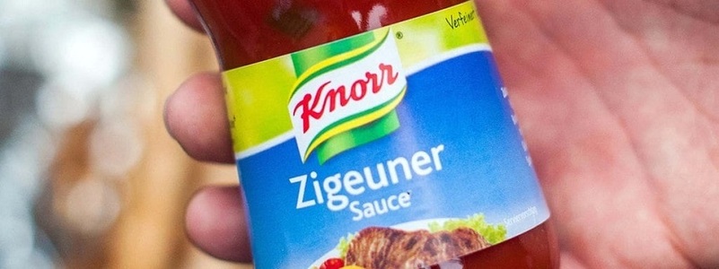 Knorr va redenumi popularul sos “Zigeuner” (ţigănesc) drept sos paprika în stil unguresc, din cauza plângerilor că numele este jignitor