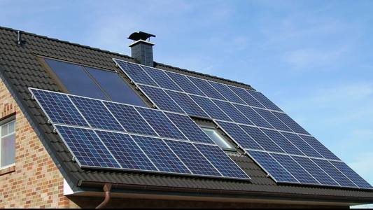 Dancă: OUG pentru aprobarea Programului „ELECTRIC-UP”, în primă lectură la şedinţa de Guvern / Schema de ajutor privind investiţiile firmelor în panouri fotovoltaice beneficiază de un buget total de 200 milioane euro