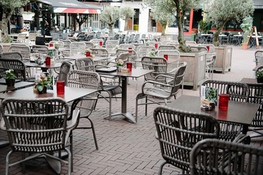 Reguli pentru cafenele şi restaurante: Dansul şi consumul de produse în picioare sunt interzise. Clienţii, obligaţi să poarte mască în zonele comune şi se interzice transferul meniurilor, solniţelor, olivierelor şi al altor obiecte de pe o masă pe alta