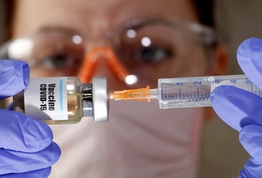 Un grup de producători de medicamente care lucrează la vaccinuri concurente vor cere aprobarea acestora doar după ce vor avea suficiente date privind siguranţa şi eficacitatea