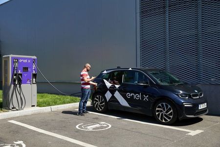 OMV Petrom şi Enel X vor instala 10 staţii de reîncărcare rapidă pentru maşini electrice