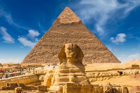Egiptul construieşte două autostrăzi pe platoul piramidelor de lângă Cairo