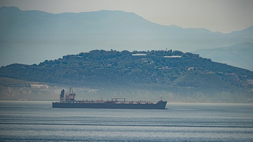 Primul din trei tancuri petroliere iraniene încărcate cu carburant cu destinaţia Venezuela a intrat luni în apele teritoriale ale acesteia