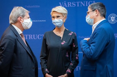 Raluca Turcan şi ministrul Marcel Boloş s-au întâlnit cu Johannes Hahn, comisarul european pentru buget şi administraţie. Vicepremierul: Suntem în grafic cu redactarea documentelor programatice aferente perspectivei financiare 2012-2027