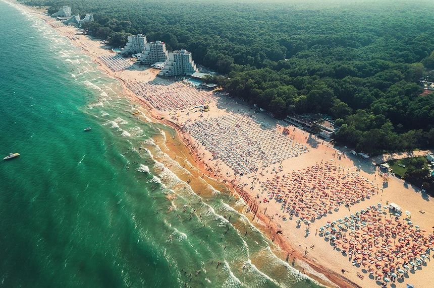 STUDIU: Românii, principalii turişti străini pe litoralul bulgăresc în acest sezon, cu o pondere de 40% din cifra totală. Peste 216.000 de români au mers în vacanţă în Bulgaria în primele opt luni ale anului