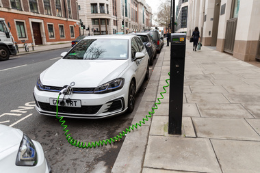 RAPORT: Vânzările de maşini hibride şi electrice în trimestrul al treilea au crescut în Europa cu 128%, la 711.000 vehicule. Peste jumătate dintre cele vândute la nivel global în trimestrul al treilea au fost cumpărate de europeni