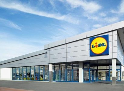 Lidl anunţă că a exportat anul trecut produse româneşti de 59 milioane de euro către magazinele Lidl din Europa. Compania vrea să instaleze panouri fotovoltaice pe acoperişurile magazinelor