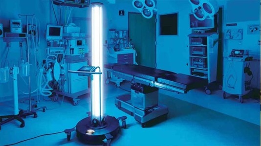 Comisia Europeană va pune la dispoziţia spitalelor europene 200 de roboţi pentru dezinfectare. Un robot poate dezinfecta camerele pacienţilor folosind lumina ultravioletă, într-un numai 15 minute
