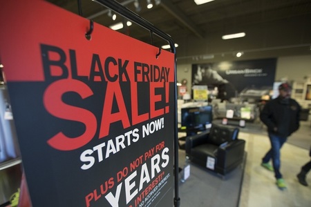Cumpărăturile online de Black Friday din SUA au crescut cu 22%, la un nivel record de 9 miliarde de dolari; Traficul în magazine a scăzut în schimb cu 52,1%