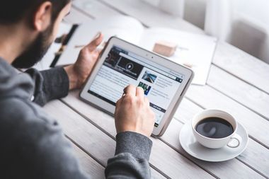 STUDIU: Gradul mediu de digitalizare a primăriilor din România este de 32,3%. Trei sferturi din primării folosesc adresele personale ale angajaţilor în comunicarea dintre angajaţi şi public 