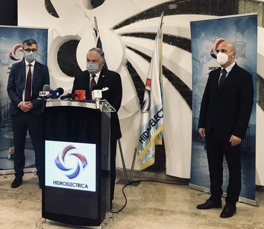 Ambasadorul SUA în România anunţă că preşedintele Băncii de Export-Import a Statelor Unite, care va asigura linii de finanţare de 7 miliarde dolari pentru investiţii în România, soseşte luni la Bucureşti