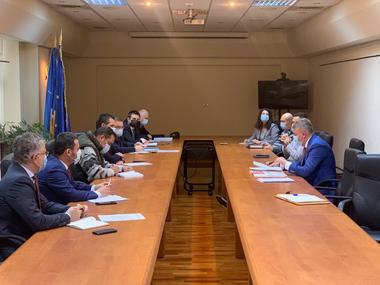 Comandamentul central de iarnă: Mii de utilaje pregătite pentru a asigura intervenţia pe şosele, aeroporturi, calea ferată şi Dunăre/ Ce stocuri de materiale deţin autorităţile

