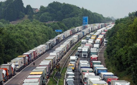 Şoferii francezi de camioane se pregătesc pentru un posibil haos la graniţa cu Marea Britanie, după reintroducerea controalelor