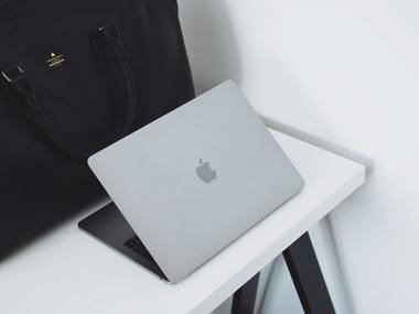 Laptopurile Apple ar putea încărca wireless iPhone-urile