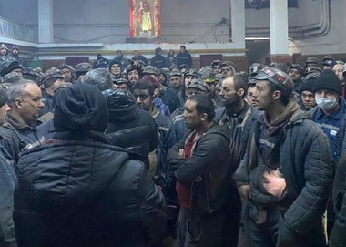 Termocentrala Mintia a fost oprită din lipsă de cărbune. Sute de mineri din Valea Jiului s-au adunat la Mina Lupeni unde protestează şi îşi susţin colegii blocaţi în subteran - FOTO
