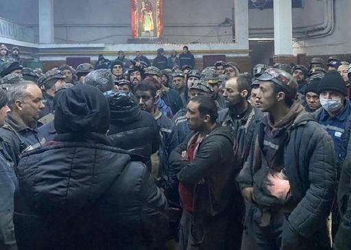 Termocentrala Mintia a fost oprită din lipsă de cărbune. Sute de mineri din Valea Jiului s-au adunat la Mina Lupeni unde protestează şi îşi susţin colegii blocaţi în subteran - FOTO
