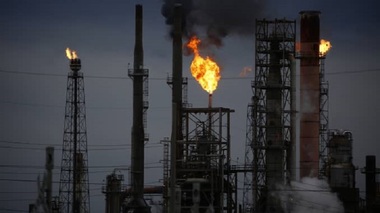 Cele mai mari rafinării de petrol din Texas au emis tone de emisii poluante din cauza crizei provocate de frigul extrem