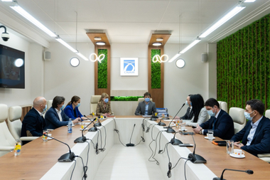CNAIR a semnat luni contractele de cesionare pentru 20 de ani cu Rompetrol Downstream şi MOL România pentru 13 spaţii de servicii de pe autostrăzile A1 şi A2 