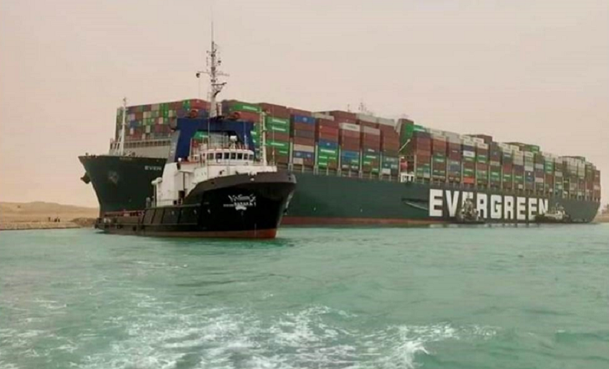 Deblocarea navei comerciale eşuate în Canalul Suez ar putea dura până la câteva săptămâni