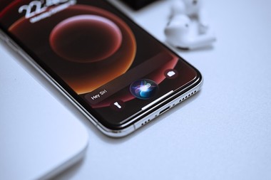 Siri, asistentul digital dezvoltat de Apple, îşi schimbă vocea
