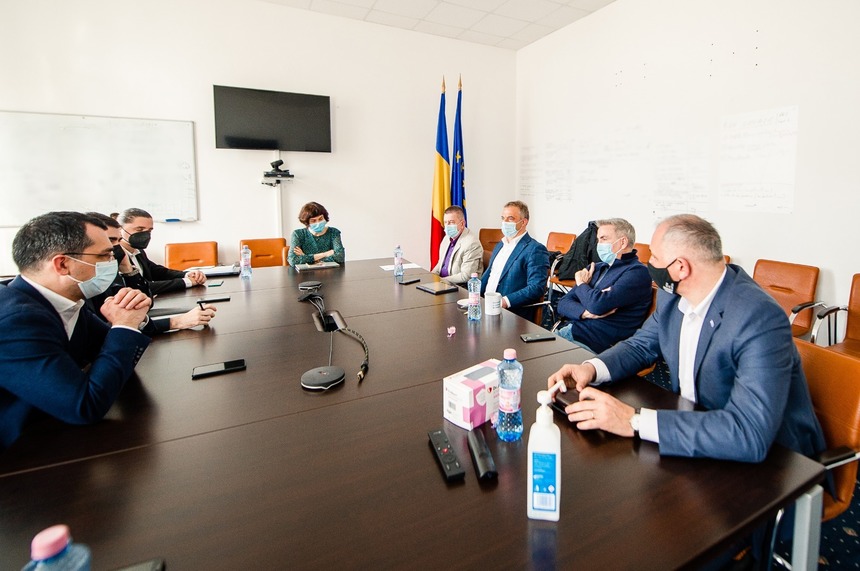 UPDATE - Vlad Voiculescu şi Claudiu Năsui s-au întâlnit cu reprezentanţii industriei hoteliere din România. Cei doi miniştri au transmis că este în pregătire un calendar de deschidere a economiei, cu valoare orientativă