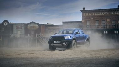 Ford a lansat o ediţie limitată a Ranger Raptor, cu “racing stripes” negru mat - conturate cu linii roşii - pe capotă, plafon, laturile inferioare ale caroseriei, aripile spate şi optimizat pentru conducere off-road în regim de viteză mare - VIDEO