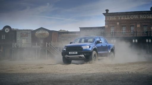Ford a lansat o ediţie limitată a Ranger Raptor, cu “racing stripes” negru mat - conturate cu linii roşii - pe capotă, plafon, laturile inferioare ale caroseriei, aripile spate şi optimizat pentru conducere off-road în regim de viteză mare - VIDEO