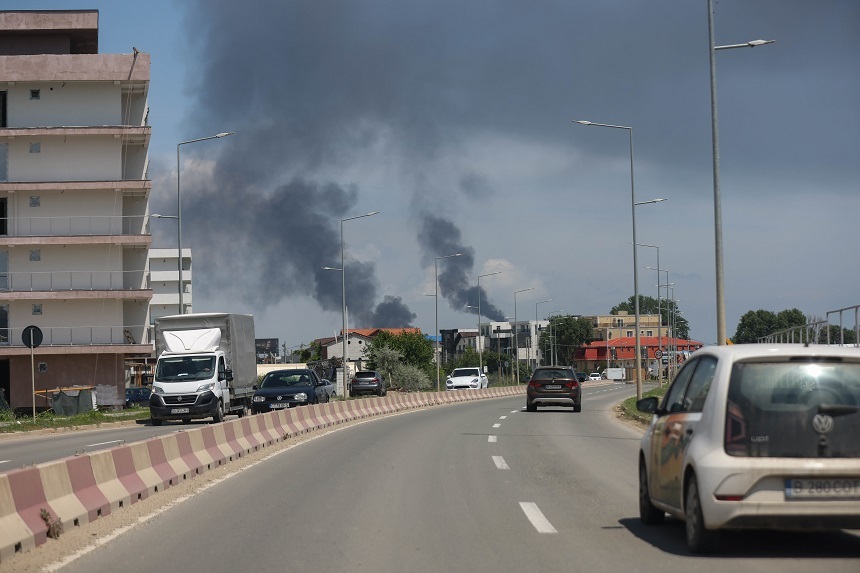 Explozie urmată de incendiu la Rafinăria Petromidia - KMG - 5 persoane au fost rănite şi una decedată. Incendiul din cadrul instalaţiei HPM este izolat şi stabilizat