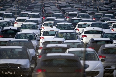 Deficitul global de cipuri şi revenirea la creştere a infecţiilor de Covid-19 afectează perspectivele de redresare a pieţei auto franceze - asociaţie