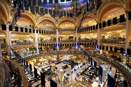 Mallurile din Paris şi părţi mari din Franţa trebuie să ceară clienţilor permisul de sănătate pentru Covid-19