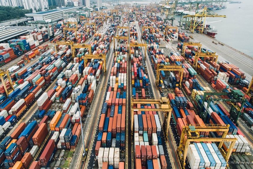 Companie românească de trading: Costul transportului maritim de mărfuri din China a crescut de şapte-opt ori, ceea ce duce la scumpiri pe întreg lanţul de aprovizionare