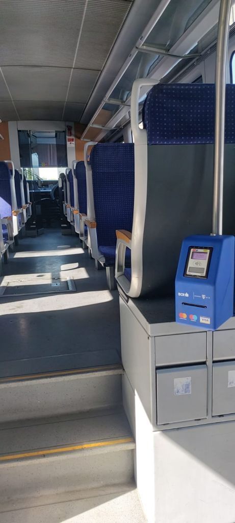 Biletele pentru patru dintre trenurile CFR care circulă pe ruta Bucureşti Nord – Aeroport Internaţional Henri Coandă pot fi plătite cu cardul direct în tren