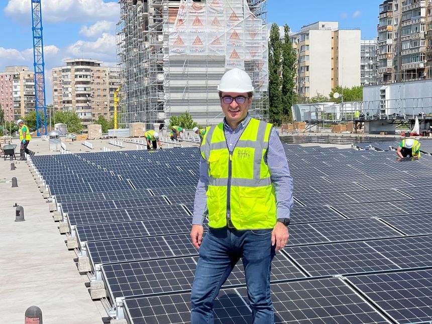 Compania românească Simtel Team a construit două centrale electrice pentru Kaufland România, unde a instalat peste 1.300 panouri fotovoltaice. Compania va construi încă 3,5 MW de centrale fotovoltaice, de peste 9.300 de panouri solare