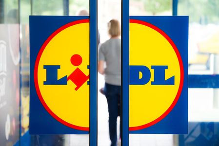 Lidl va inaugura un magazin în Sibiu care dispune de staţie de încărcare pentru maşini electrice