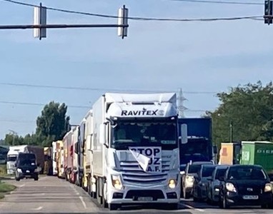 Protest al transportatorilor la Arad şi la Oradea faţă de intenţia Guvernului de a supraimpozita acest sector / Peste 400 de camioane protestează pe centurile ocolitoare ale celor două oraşe
