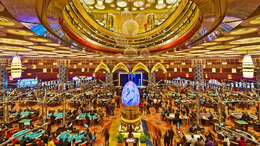 Acţiunile operatorilor de cazinouri din Macao au scăzut cu o treime miercuri, autorităţile intenţionând să înăsprească supravegherea acestora